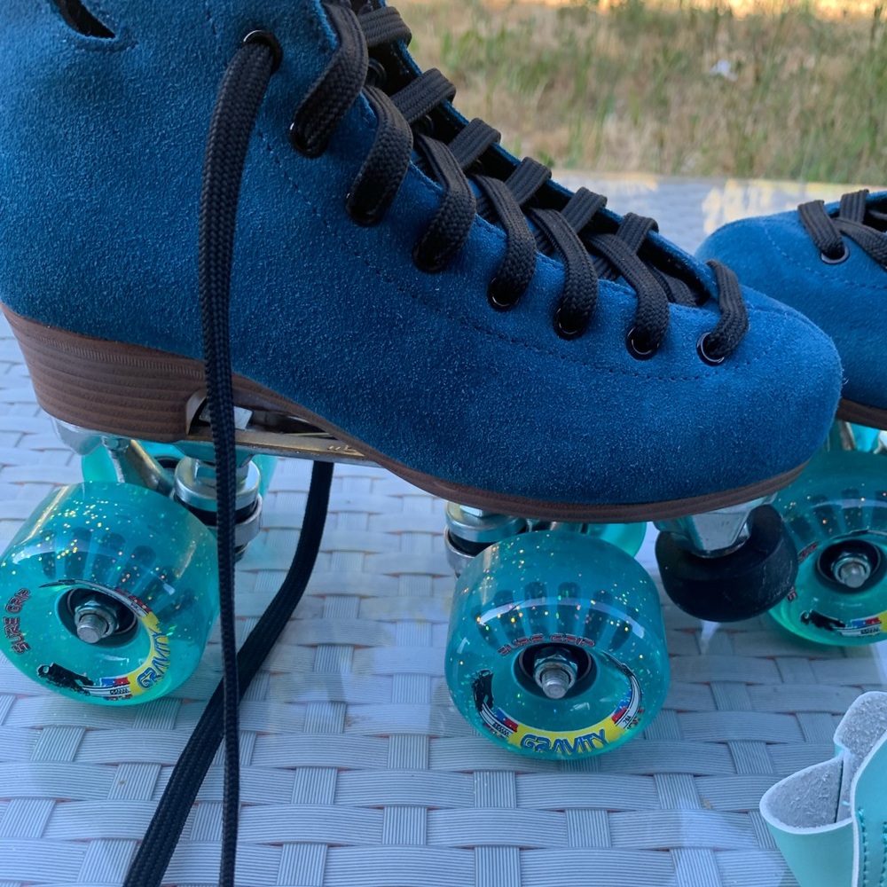 Moonlight roller skates
Orig:269.00 - Picture 7 of 16